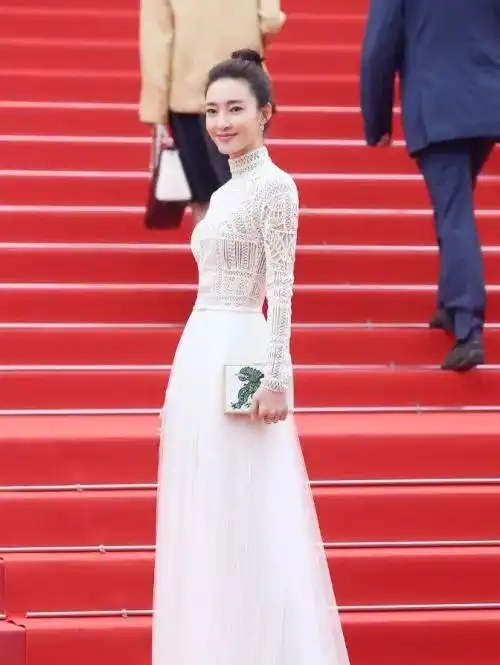 戛纳巨星云集王丽坤水原希子红毯相遇光彩夺目,大玩亲亲
