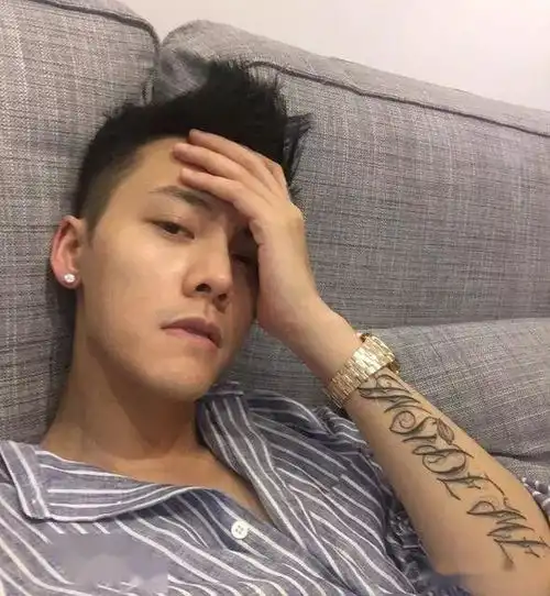 自拍照很丑钢铁直男怎么拍出帅炸朋友圈的头像
