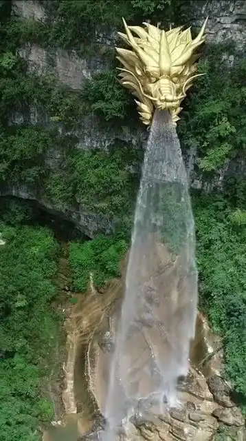 贵州大山悬崖峭壁有一个真正的水龙头
