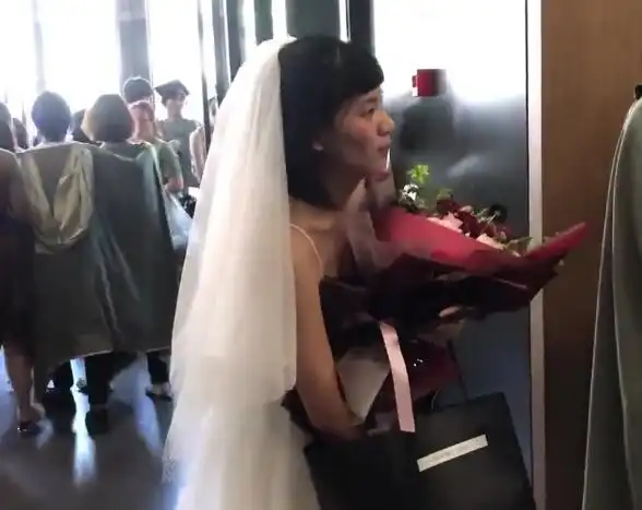 尊严和爱情哪个重要女生穿婚纱参加前男友毕业礼我就想看一眼
