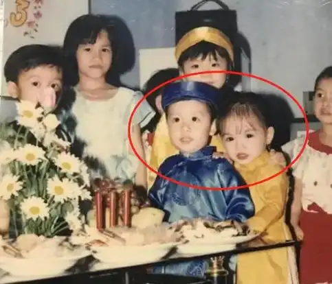 越南小情侣3岁定下娃娃亲,23年后结为夫妻,网友我酸了
