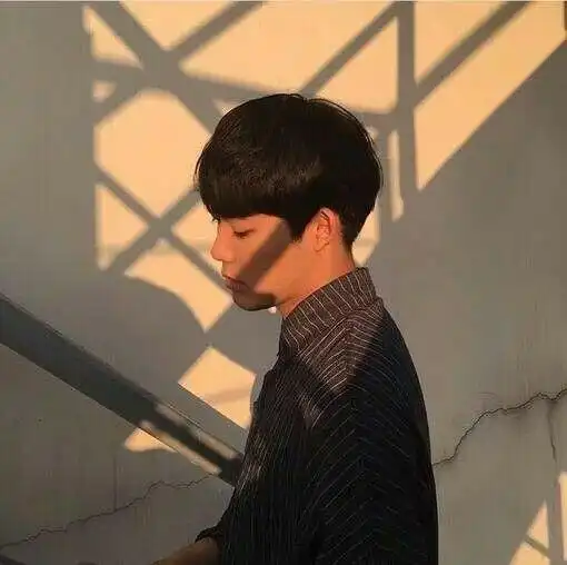 有没有比较酷的好看男头
