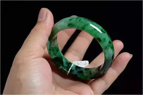 翡翠饰品怎么选贞贞翡翠有招买玉镯看种,买玉坠看色
