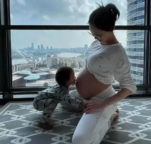 郑恺夫妇官宣二胎生子,四口之家组建完成,网友儿女双全好羡慕
