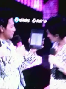 快乐大本营里有一集看手机号,陈柏林和房祖名用的是什么手机那么大有图那是手机吗
