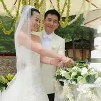 浪漫明星情侣婚纱头像.感受爱人的温存
