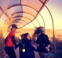 章子怡牵继女小苹果过情人节与汪峰开怀大笑
