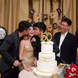 50岁冻龄阿姨,跟儿子合影就像情侣

