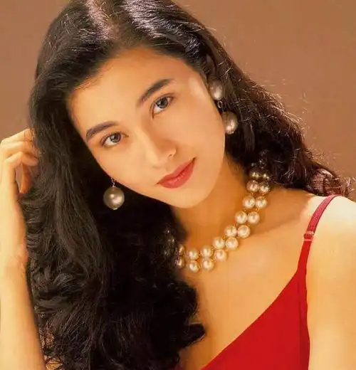 李嘉欣和亲姐参加阔太聚会,穿黑纱裙笑容自信,为保身材控制饮食
