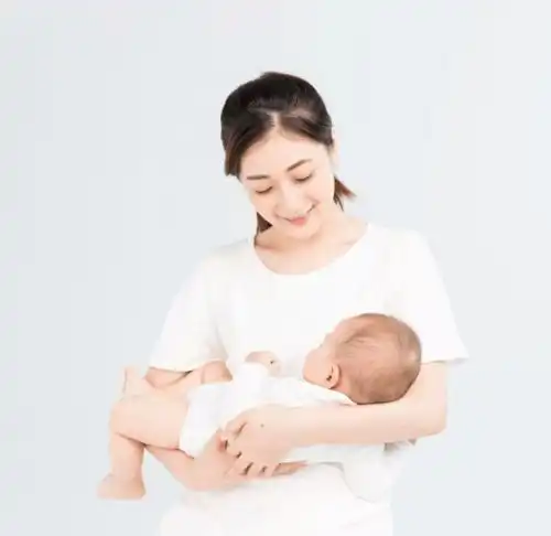你抱婴儿的姿势很有可能是错的手把手教你正确抱姿
