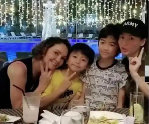 张柏芝59岁妈妈与男友同框现身,共吸一支烟,曾一起打零工赚钱
