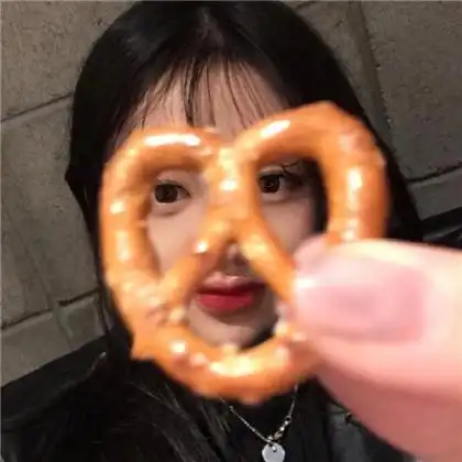 个性情侣头像一男一女,虽然相爱但是眼中带着遗憾

