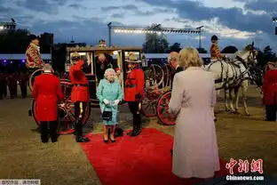 英国女王举行90岁生日庆典现场挂出女王结婚照
