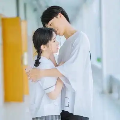 情侣甜蜜接吻头像一对两张做你的守护神
