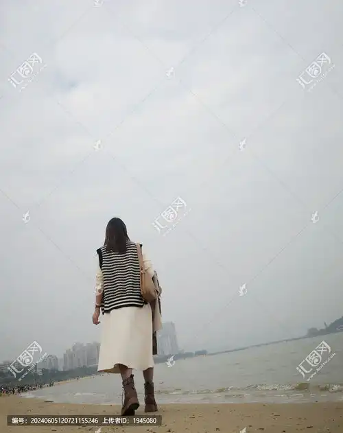 海边行走的美女背影图片素材下载人物百态素材下的女性女人图片素材
