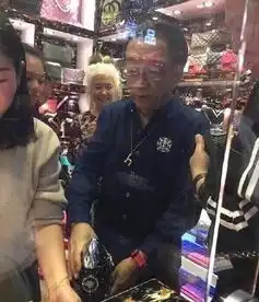 相声演员侯耀华送嫩模假包,经纪人说不是徒弟,网友是情人
