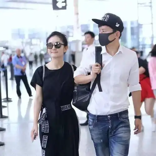 明星情侣机场街拍照曝光,唐嫣罗晋霸气十足,实打实的甜蜜啊
