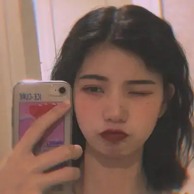 女头图片拿手机挡脸用手机挡着脸的qq女头

