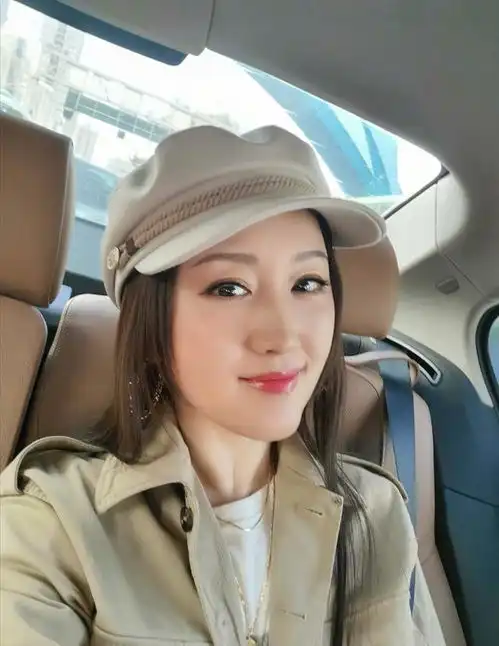 被杨钰莹近照给惊艳到49岁还有婴儿肥,戴朵野花更是娇俏
