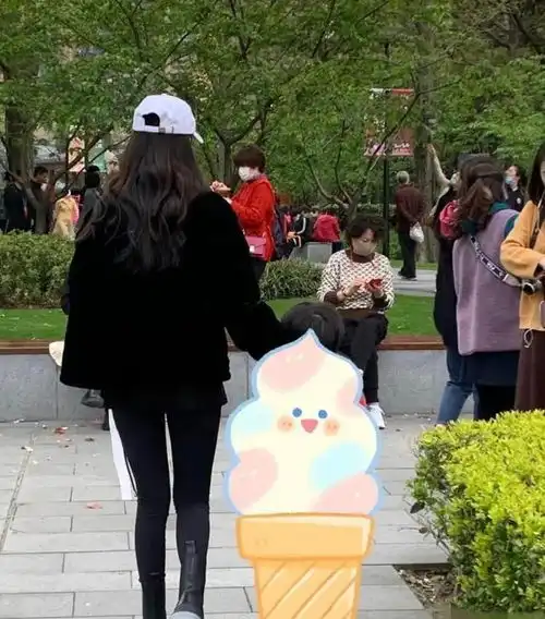 黄晓明杨颖是否离婚终有定论,两人同台互动画面曝光,女方深情凝望老公超甜
