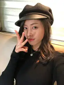 张天爱晒五连拍头戴黑色帽子帅气十足
