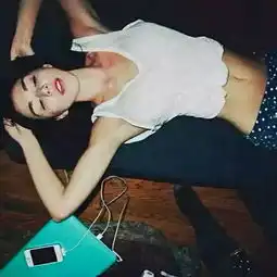 求欧美情侣头像要有点霸气和小色的感觉不是情侣头像也可以,比如下面的一张最好多发一点
