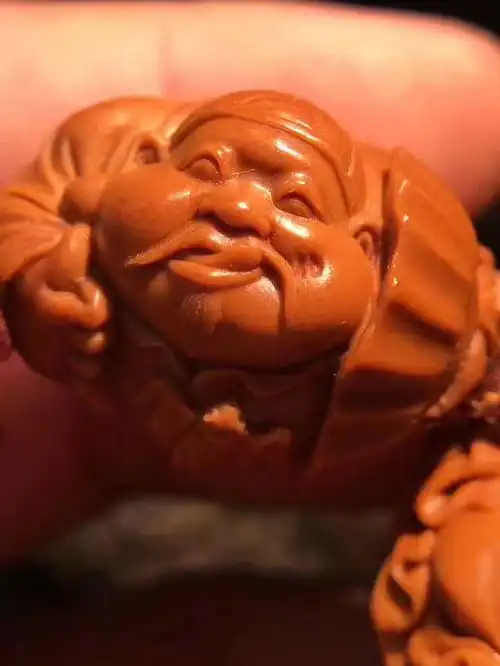 苏工绽奇,橄榄核雕带来的不一样的艺术视角
