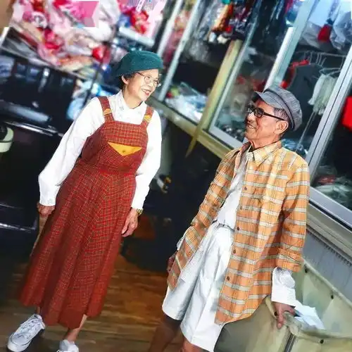 84岁老夫妻36天圈粉57万穿旧衣服拍情侣照,竟上了vogue时尚杂志

