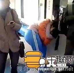 90后情侣北京地铁激吻怪奇体位让人咋舌.
