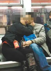 情侣地铁当众接吻被3小孩看着也毫不避嫌

