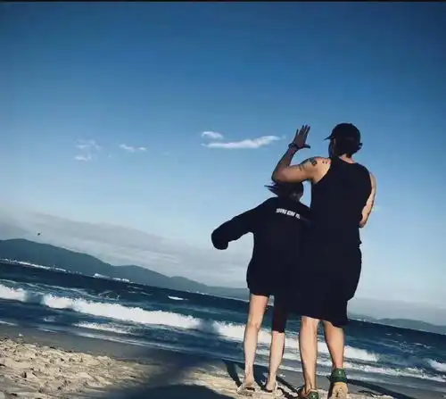 黄子韬对徐艺洋备注老板,两人壁咚照曝光,老板与员工恋情被看好
