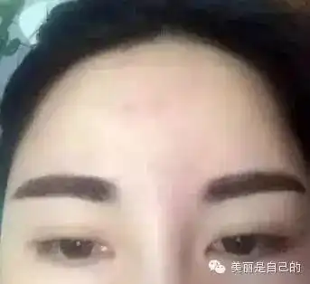 妹子做眉毛非要完全对称,然后就杯具了.....
