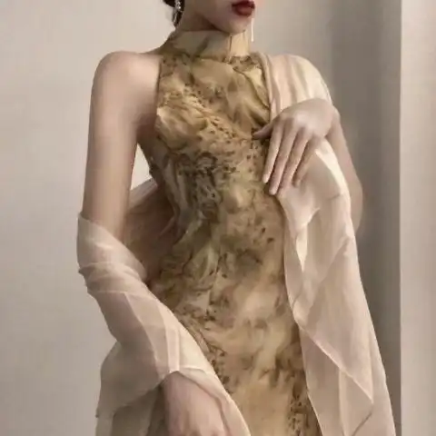 有没有类似这样的旗袍拿扇子的头像
