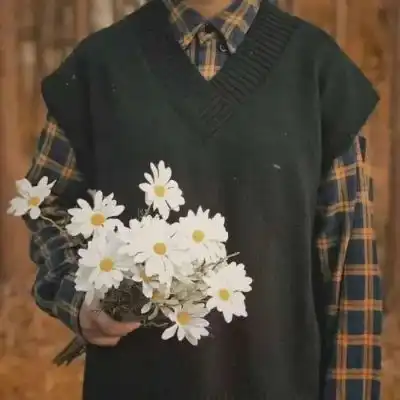 捧花男头望喜
