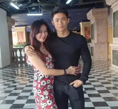50岁辣妈身材逆袭18岁少女,与儿子自拍像情侣,美丽人生从来与年龄无关
