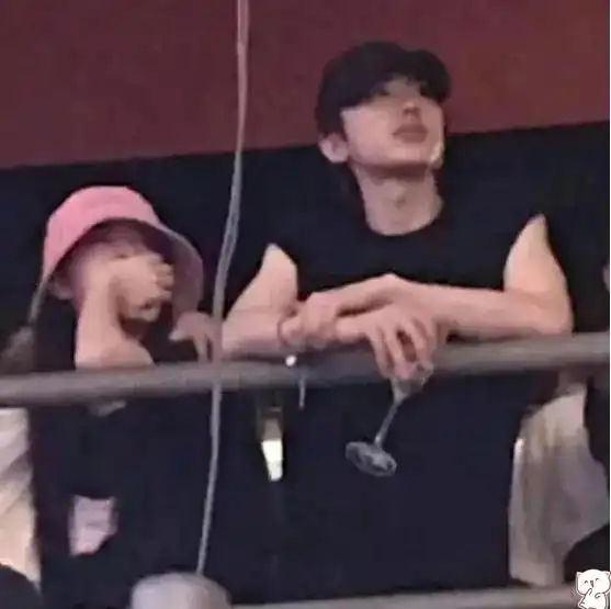 蔡徐坤欧阳娜娜低调恋爱两人曾穿情侣装看演唱会,女方一脸娇羞
