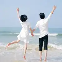 微信头像情侣海边浪漫海边沙滩有你有我
