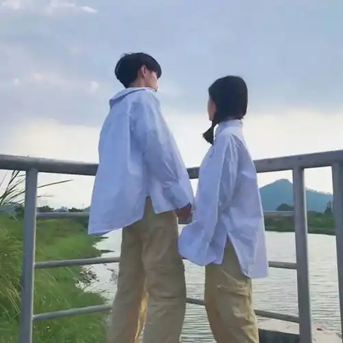 河边踏青
