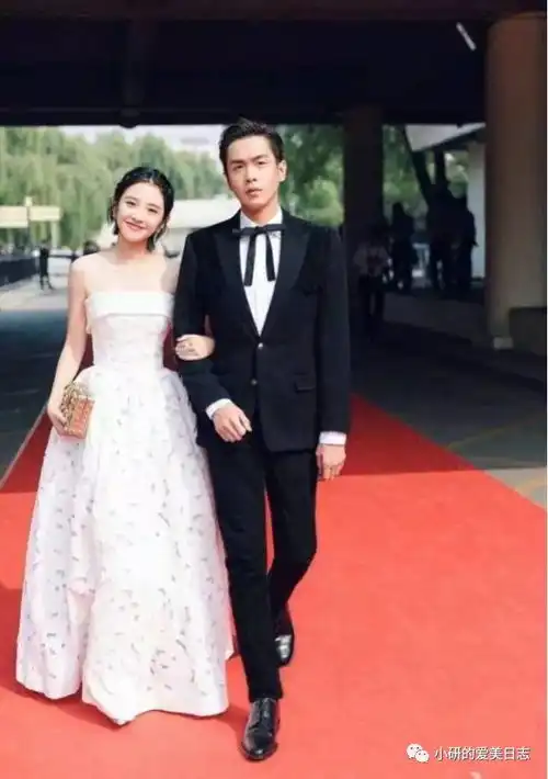 张若昀情侣公然虐狗,唐艺昕天使般的笑容,背后原因是....
