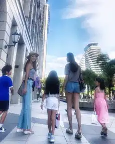 曹格女儿与模特妈妈穿母女装一脸不高兴长发及腰气场足
