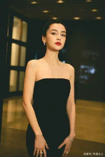 迪丽热巴pk杨颖,论妖艳,谁更胜一筹
