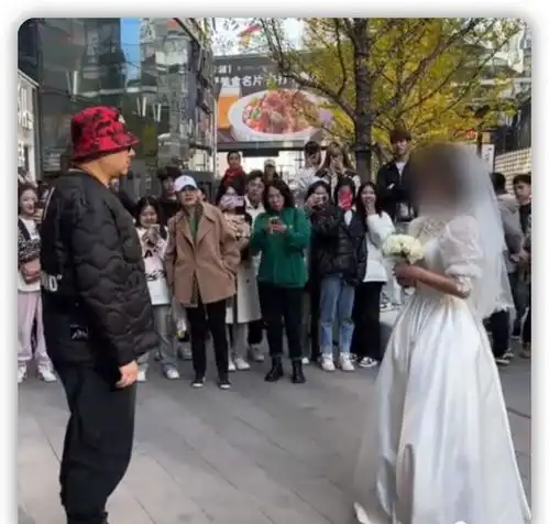 我愿意,但是现在不行,女子穿婚纱在街头求婚,遭男友婉拒婚姻情侣爱情故事网易订阅
