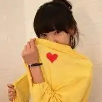 求一男一女情侣头像男女都带着耳机背景好像是纯白色的男的俯视女的是仰视的感觉挺唯美的
