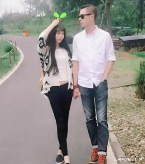 逆生长爸爸走红,和女儿差25岁却像情侣,女儿是我亲爸
