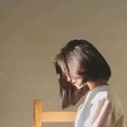 那个让我放下自尊挽留过的人,曾经也两眼是泪告诉我没你不行
