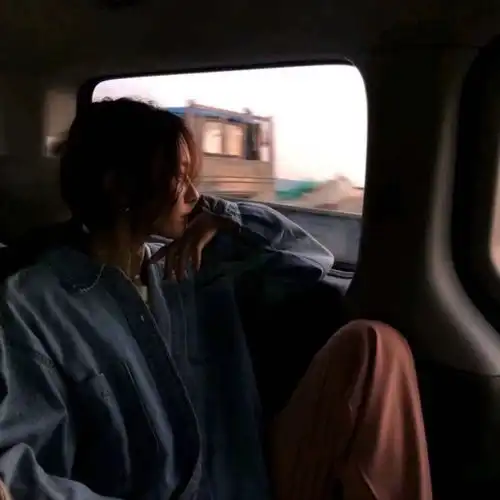 女生头像耳机入耳的时刻也是逃离人群的时刻
