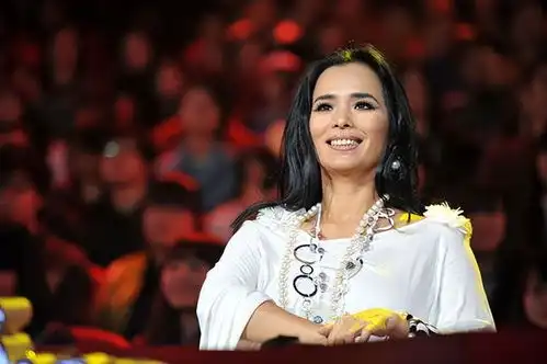 59岁韦唯悼念前夫4年连生三子,仍遭前夫家暴婚内出轨及谋杀
