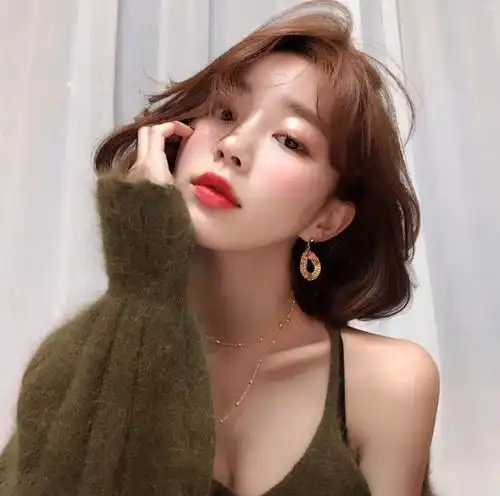 初入职场的女生适合染什么样的发色
