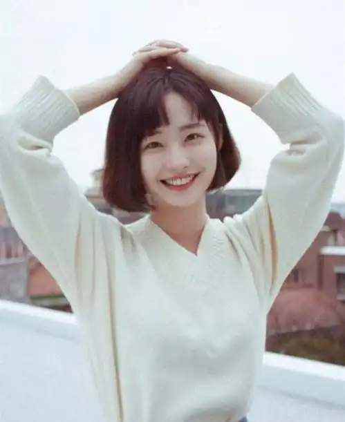 女生短发发型图片,中短发烫发发型显脸小
