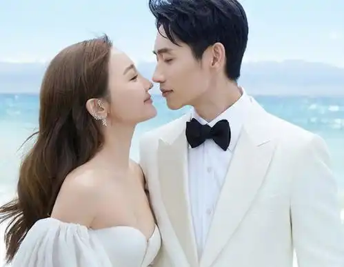 于玮跪地向公婆敬茶,魏晨妈妈递上大红包女方父亲的表情好心酸
